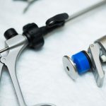 腹腔鏡手術只適合年輕、健康人士？3分鐘了解2種手術的優缺點！